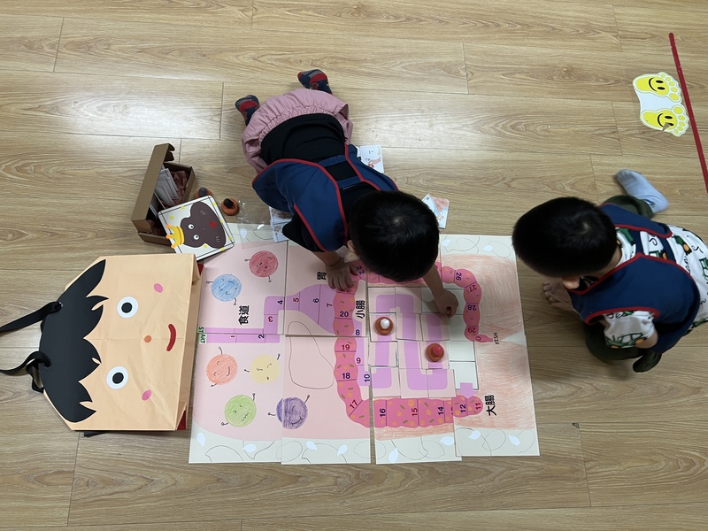 食物的消化大冒險-透過模擬操作教具，幼兒認識食物被消化的過程。